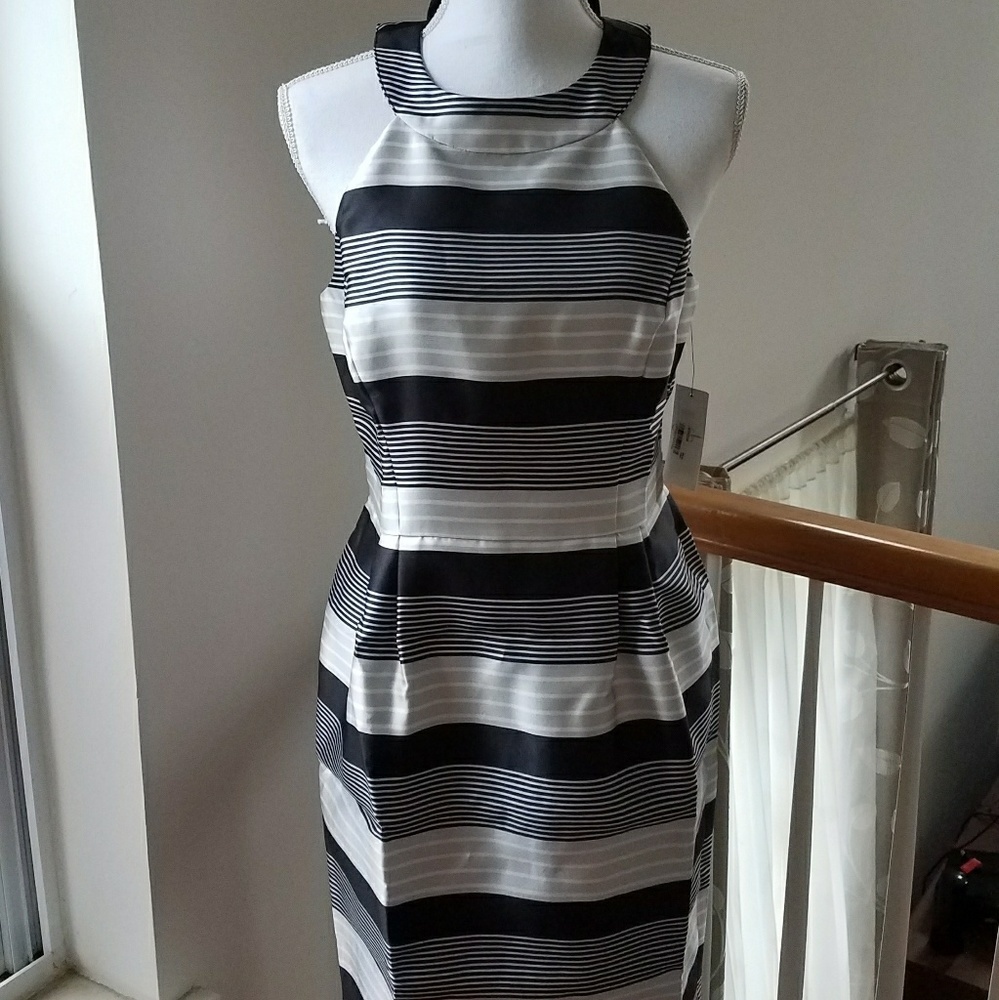 Jessica Simpson Key Hole Dress with Pocket…